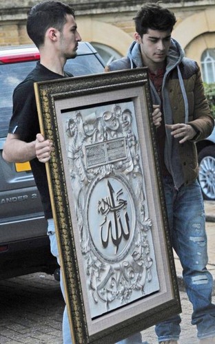 zayn Malik and a frame dat resembles his faith