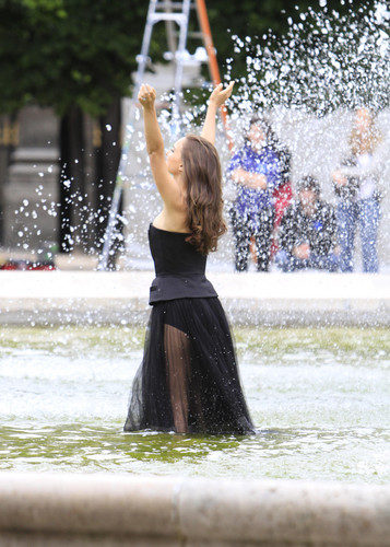  Modeling for a Miss Dior campaign تصویر shoot in the gardens of the Palais-Royal in Paris (June 26t