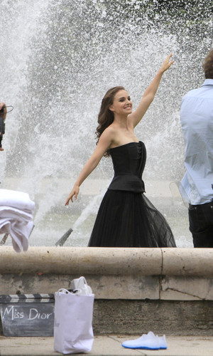  Modeling for a Miss Dior campaign 사진 shoot in the gardens of the Palais-Royal in Paris (June 26t