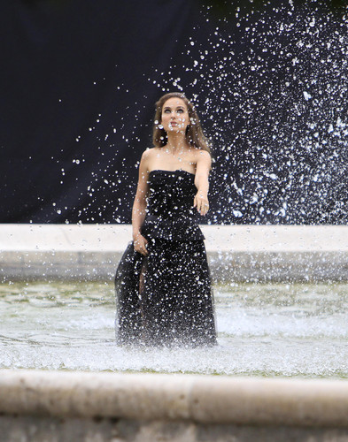  Modeling for a Miss Dior campaign 写真 shoot in the gardens of the Palais-Royal in Paris (June 26t