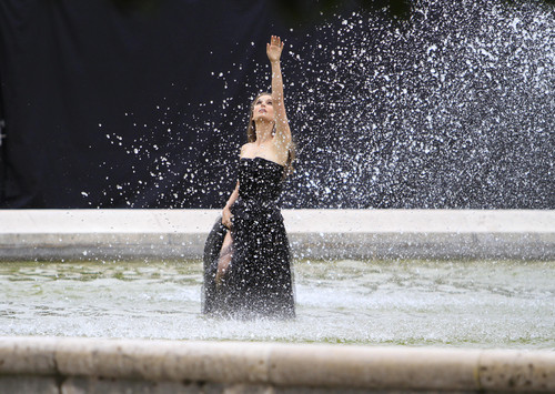  Modeling for a Miss Dior campaign fotografia shoot in the gardens of the Palais-Royal in Paris (June 26t