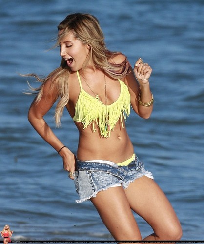 Ashley - Celebrating her 27th birthday on the Malibu beach with Scott and friends - July 02, 2012