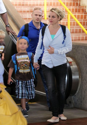  Britney Spears And Family Arrive In Maui [1 July 2012]