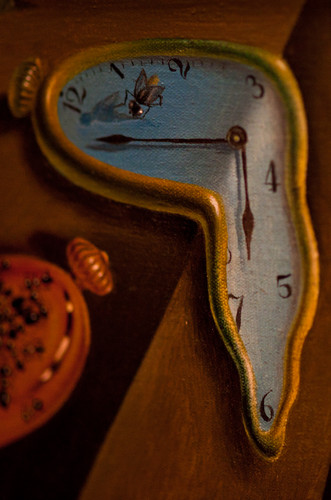  Close-up fotografia of Salvador Dali’s painting "The Persistence of Memory"