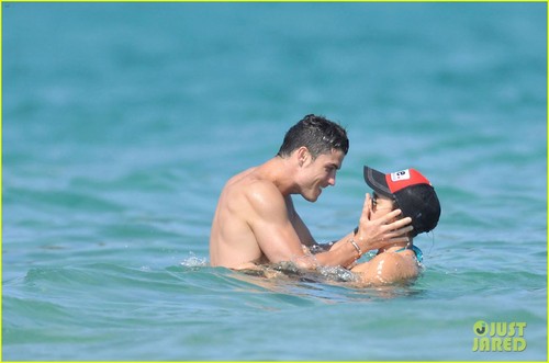  Cristiano Ronaldo and Irina Shayk‘s French vacation