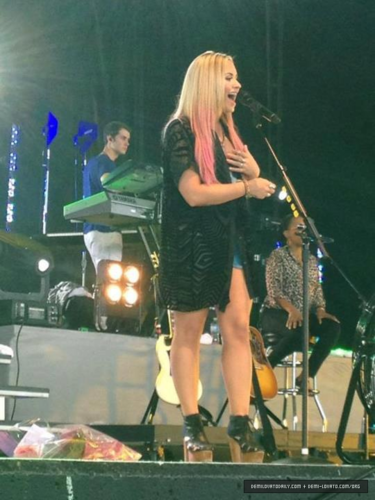  Demi - Summer Tour - Soundchecks - Molson Canadian Amphitheatre Toronto, CA - July 03, 2012