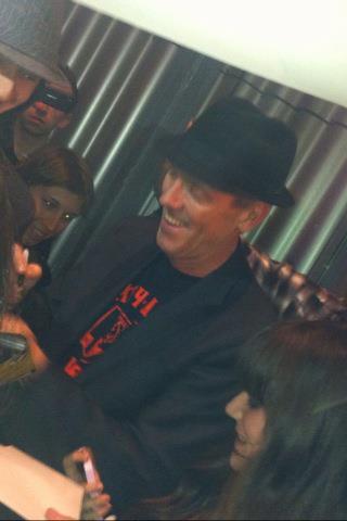  Hugh Laurie signing autographs after Manchester tunjuk