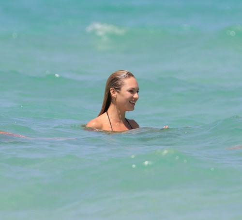  In Bikini In Miami plage [3 July 2012]