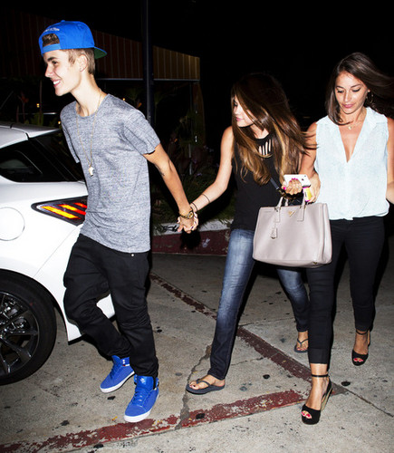  Justin & Selena ডিনার তারিখ at পরাকাষ্ঠা Pepper last night
