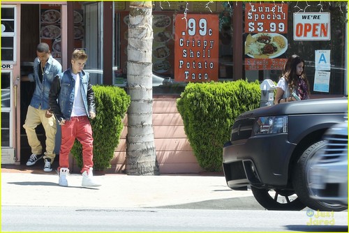  Justin, Selena, and Khalil out in Encino, CA