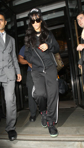  Leaving Her लंडन Hotel And Heading To A Fitness First Gym [28 June 2012]