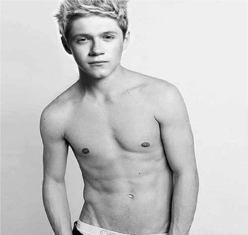  Niall Horan sexy shirtless pic!
