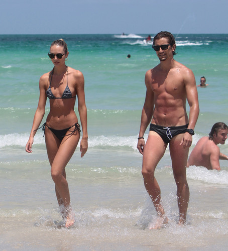  On The plage In Miami [3 July 2012]