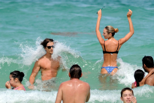  On The plage In Miami [4 July 2012]