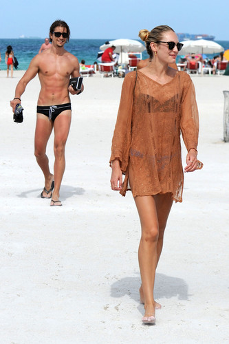  On The pantai In Miami [4 July 2012]