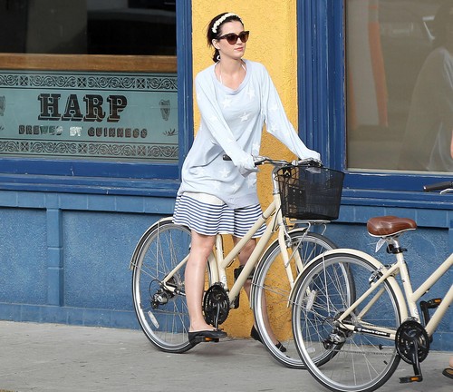  Out For A Bike Ride In Venice ビーチ [4 July 2012]