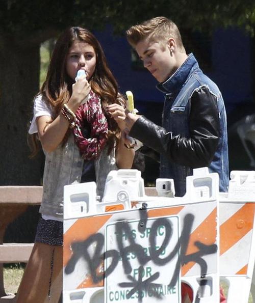 Selena and Justin eating ice cream in the park, CA 6/30/12