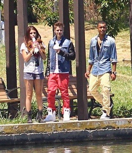  Selena and Justin eating ice cream in the park, CA 6/30/12