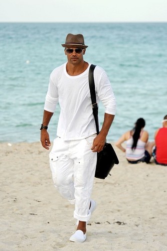 Shemar Moore takes a nap on the pantai in Miami