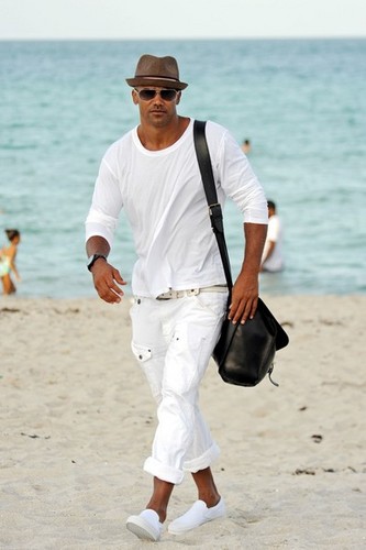  Shemar Moore takes a nap on the beach, pwani in Miami