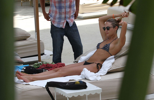  riemen, string, tanga Bikini On Miami strand [4 July 2012]