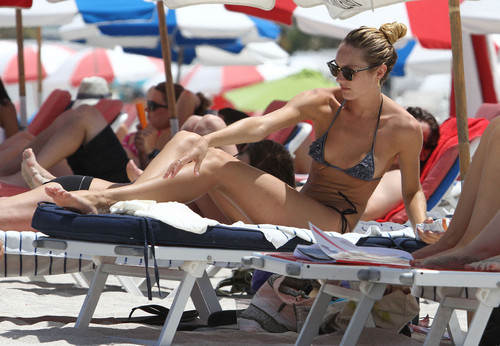  tali kulit, thong Bikini On Miami pantai [4 July 2012]