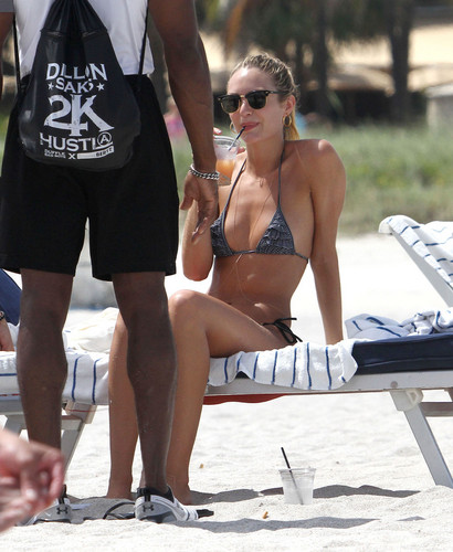  riemen, string, tanga Bikini On Miami strand [4 July 2012]