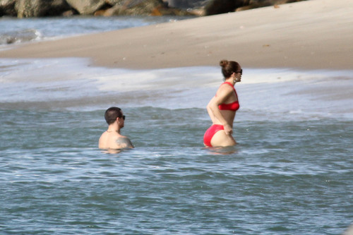  Wearing A Bikini At A 海滩 In Brazil [30 June 2012]