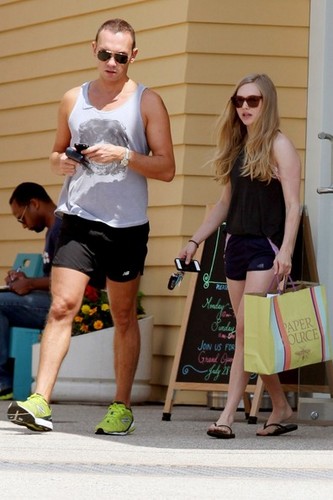  Amanda shows off her legs as she shops at Paper Quelle in Los Angeles [July 5]