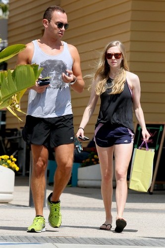 Amanda shows off her legs as she shops at Paper Source in Los Angeles [July 5]