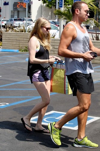  Amanda shows off her legs as she shops at Paper source in Los Angeles [July 5]