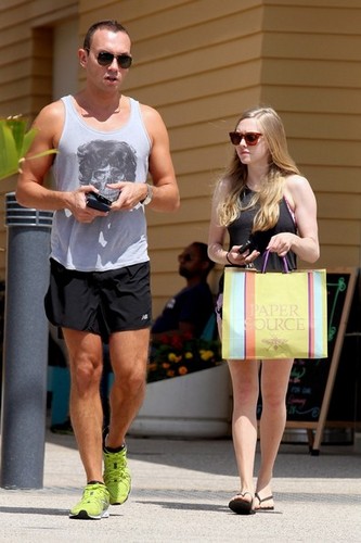  Amanda shows off her legs as she shops at Paper উৎস in Los Angeles [July 5]
