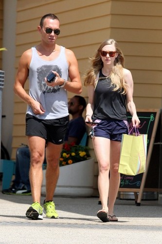  Amanda shows off her legs as she shops at Paper source in Los Angeles [July 5]