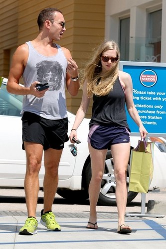  Amanda shows off her legs as she shops at Paper fuente in Los Angeles [July 5]