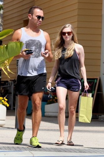  Amanda shows off her legs as she shops at Paper bron in Los Angeles [July 5]