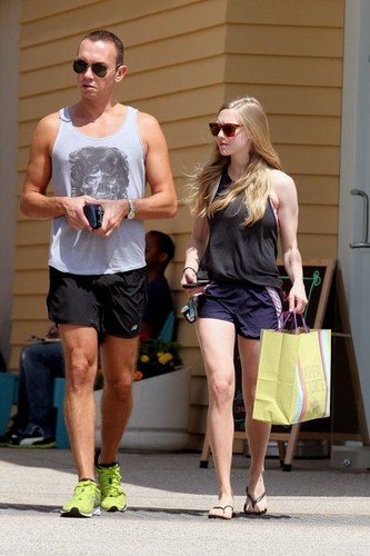  Amanda shows off her legs as she shops at Paper 来源 in Los Angeles [July 5]