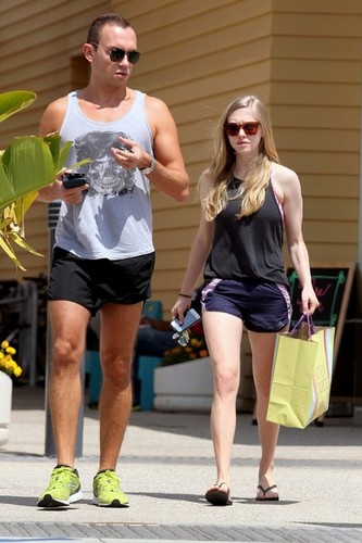  Amanda shows off her legs as she shops at Paper fuente in Los Angeles [July 5]
