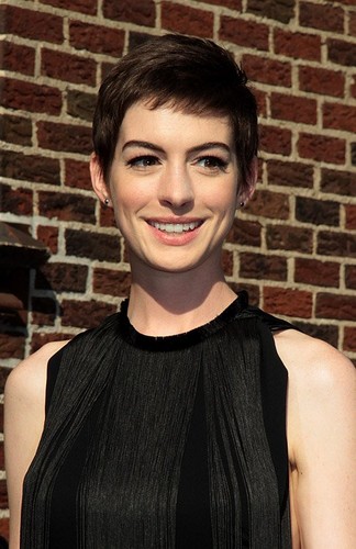  Anne Hathaway arriving for 'The Late दिखाना with David Letterman'