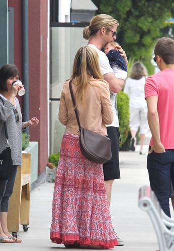  Chris Hemsworth Out With His Family