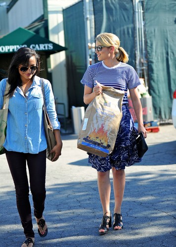  Dianna & Naya comprar at Whole Foods - July 9, 2012