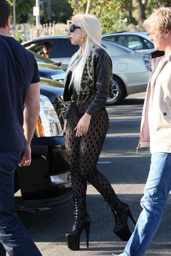  Gaga at স্টারবাক্স্‌ in LA (July 09)