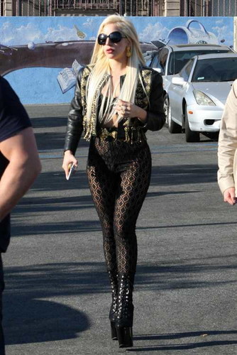  Gaga at स्टारबक्स in LA (July 09)