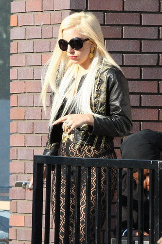  Gaga at Starbucks in LA (July 09)
