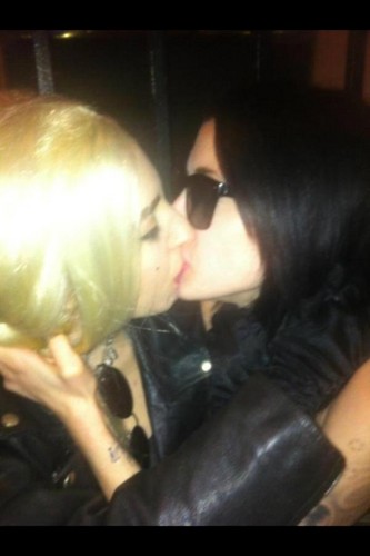 Gaga kissing a girl