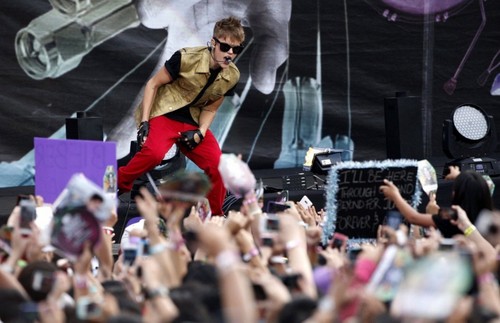  Justin Performing at এমটিভি World Stage live in Malaysia