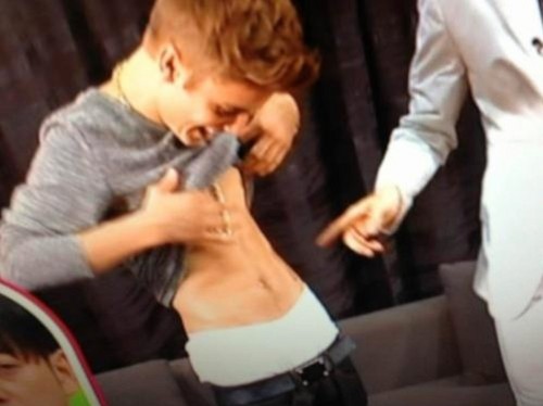  Justin shows stomach Japanese