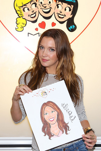  Katie Cassidy Stops سے طرف کی M*A*C Cosmetics (July 12)