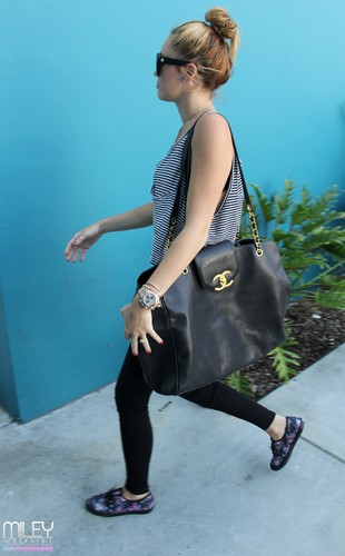  Leaving A Pilates Class In West Hollywood [10 July 2012]