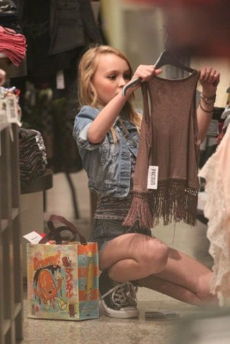  Lily-rose on shopping in Los Angeles, California - 11.08.2011