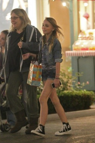  Lily-rose on shopping in Los Angeles, California - 11.08.2011